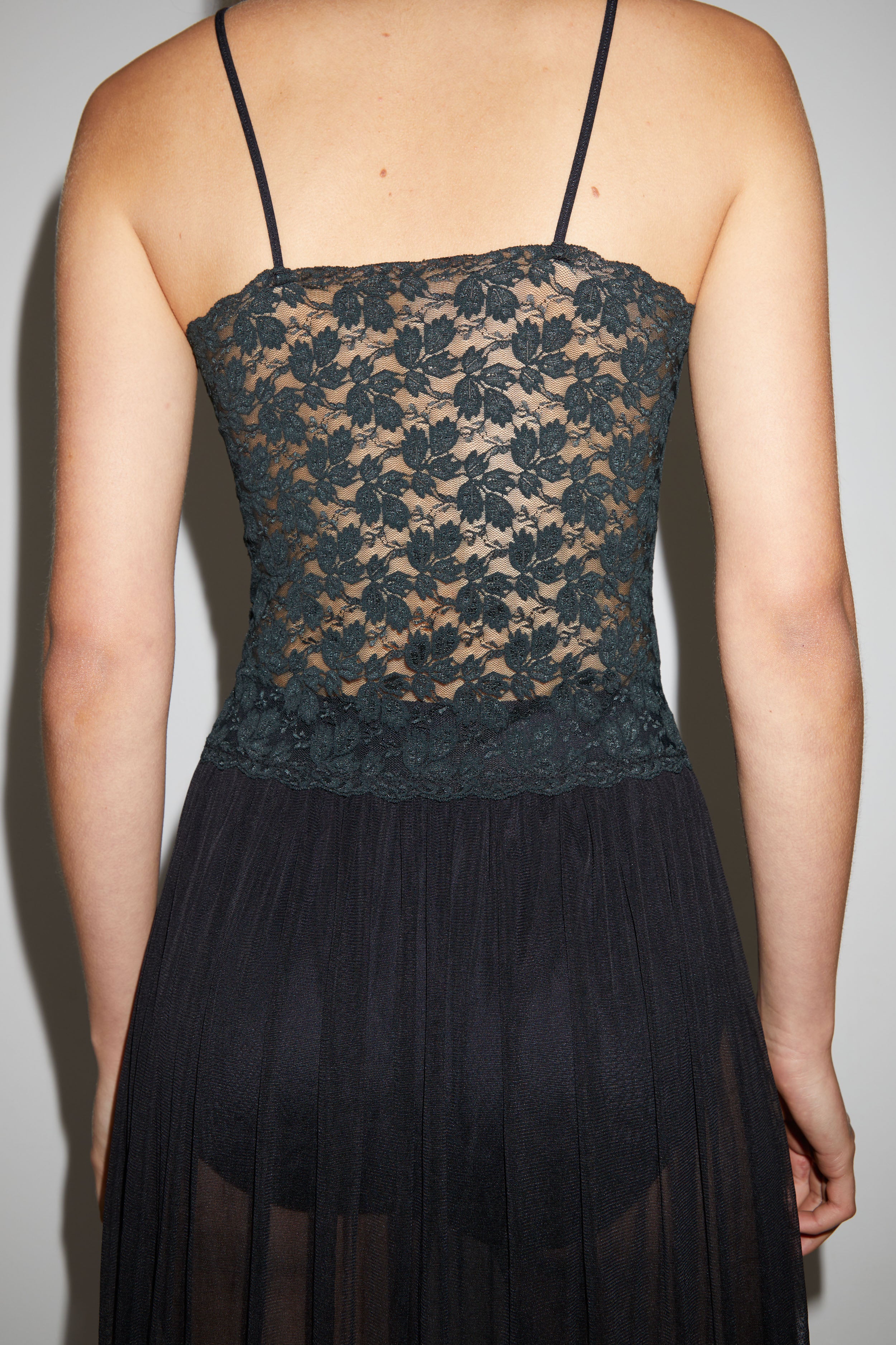 LACE NEGLIGEE