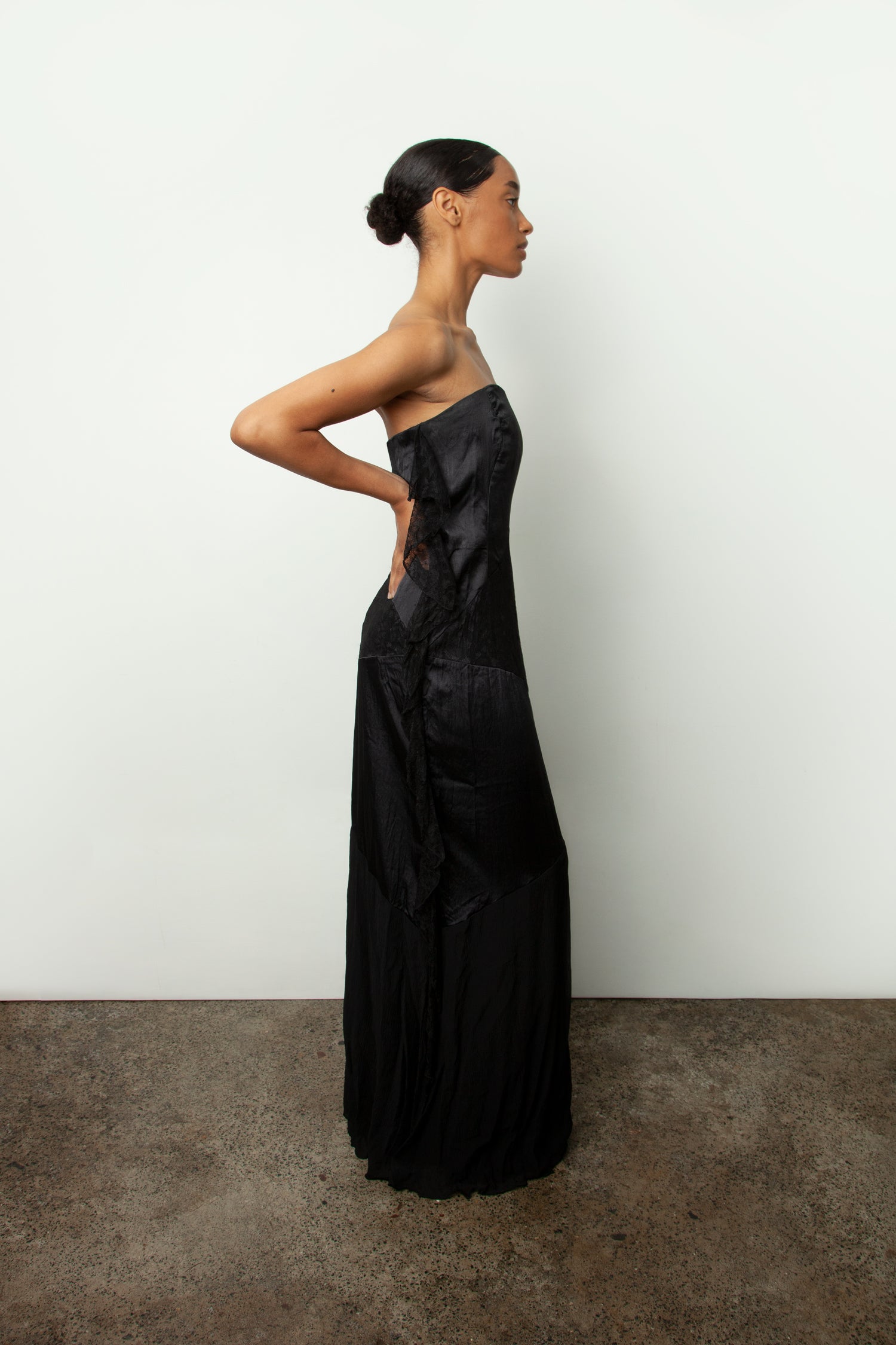 STRAPLESS LACE DRESS